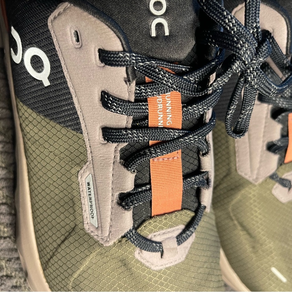 On Cloud Waterproof tennis shoes size 9. LIKE NEW